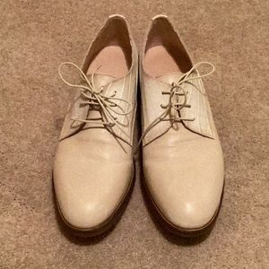 Women’s Cream Lace-Up Oxford Shoes